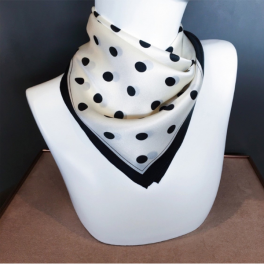 Silke tørklæde - hvid med sorte prikker - 53x53 cm